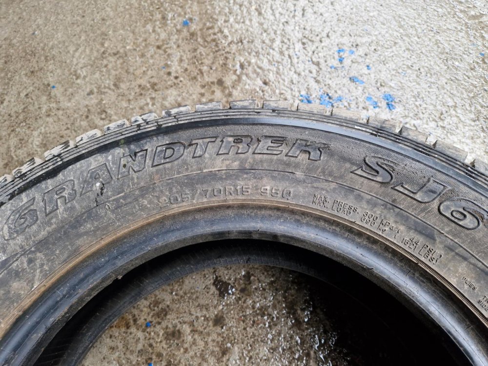 2 KS ZIMNÍ PNEUMATIKA DUNLOP STUDLESS GRANDTREK SJ6 - 205/70 R15 95Q - 20410
