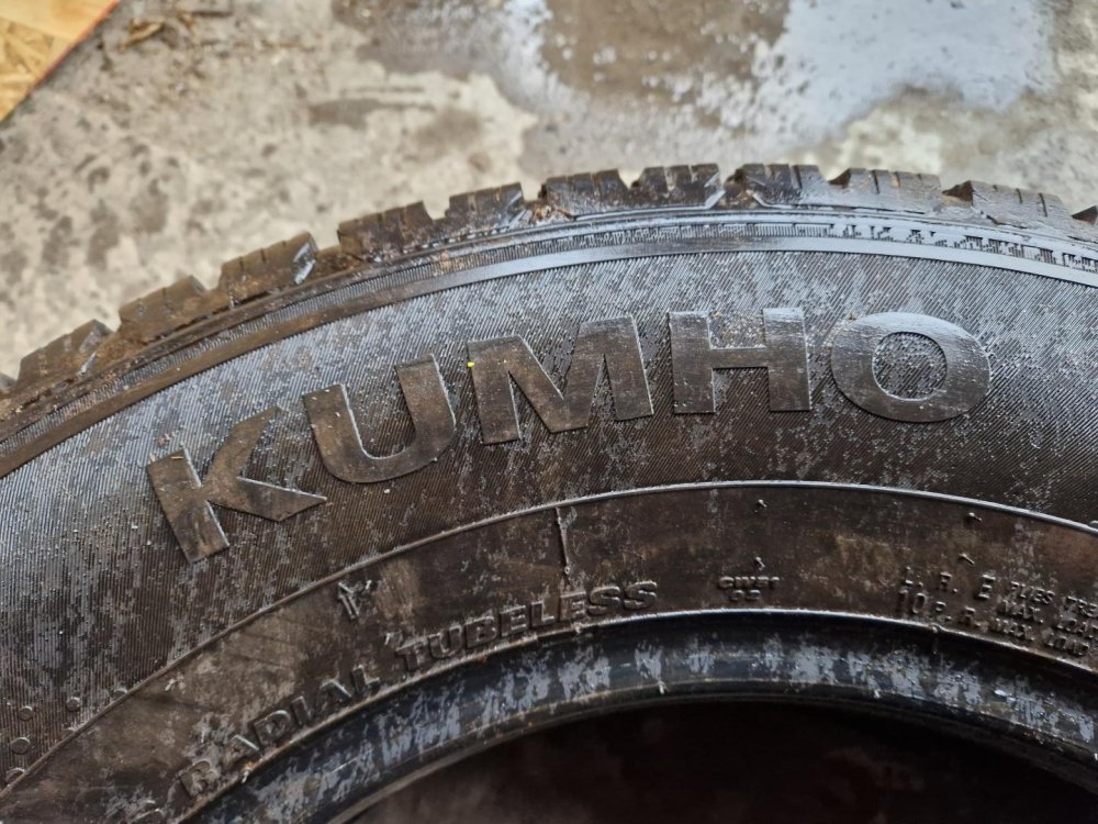 2 KS ZIMNÍ PNEUMATIKA KUMHO WINTER PORTRAN CW51 - 215/75 R16 C 116/114R - 20943