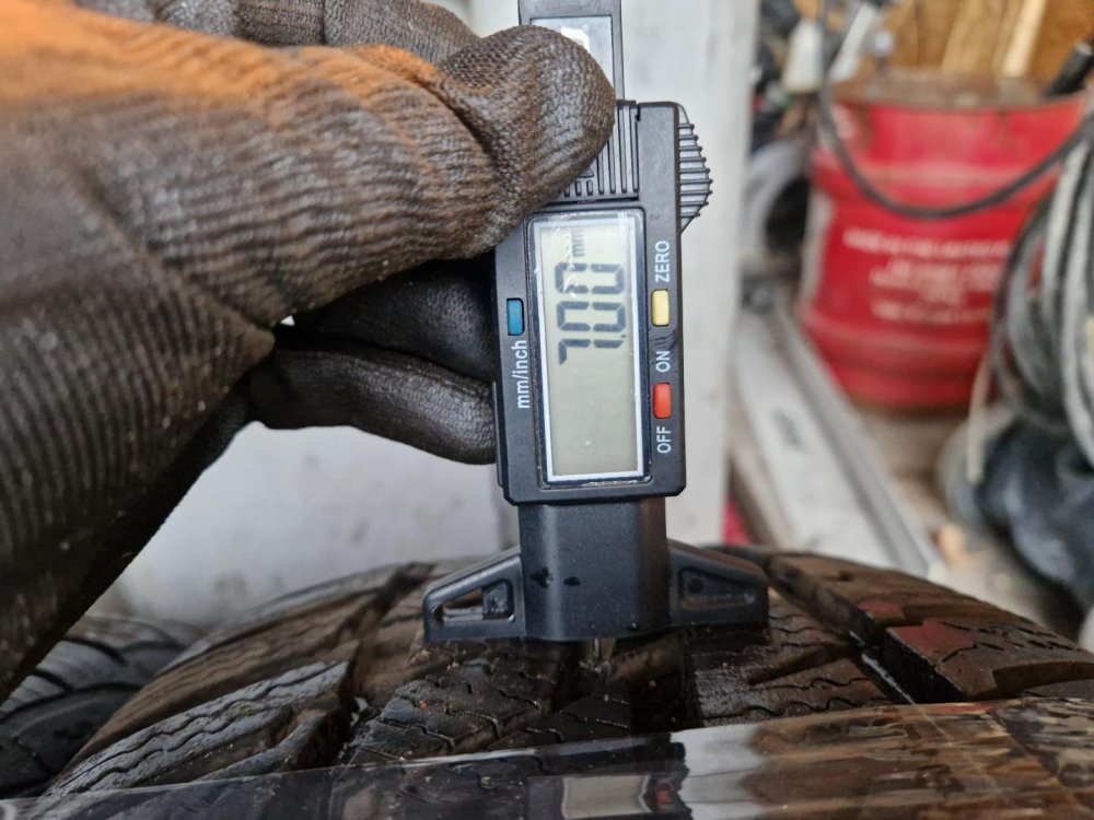 2 KS ZIMNÍ PNEUMATIKA MATADOR SIBIR SNOW 215/60 R16 99H - 20944 2 KS ZIMNÍ PNEUMATIKA MATADOR SIBIR SNOW 215/60 R16 99H - 20944