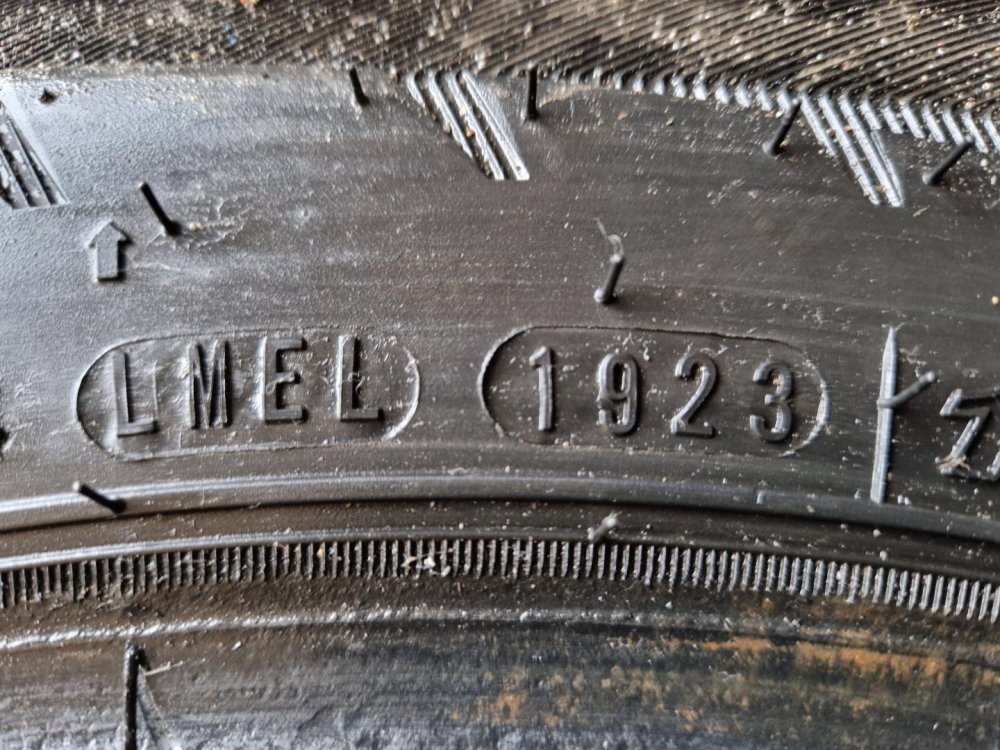 2 KS ZIMNÍ PNEUMATIKA NEXEN WINGUARD WT1 - 195/70 R15 C 104/102R - 20645 2 KS ZIMNÍ PNEUMATIKA NEXEN WINGUARD WT1 - 195/70 R15 C 104/102R - 20645