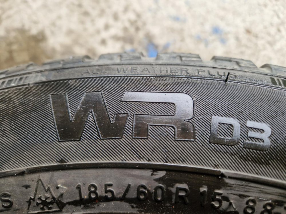 2 KS ZIMNÍ PNEUMATIKA NOKIAN WR D3 - 185/60 R15 88T - 20585