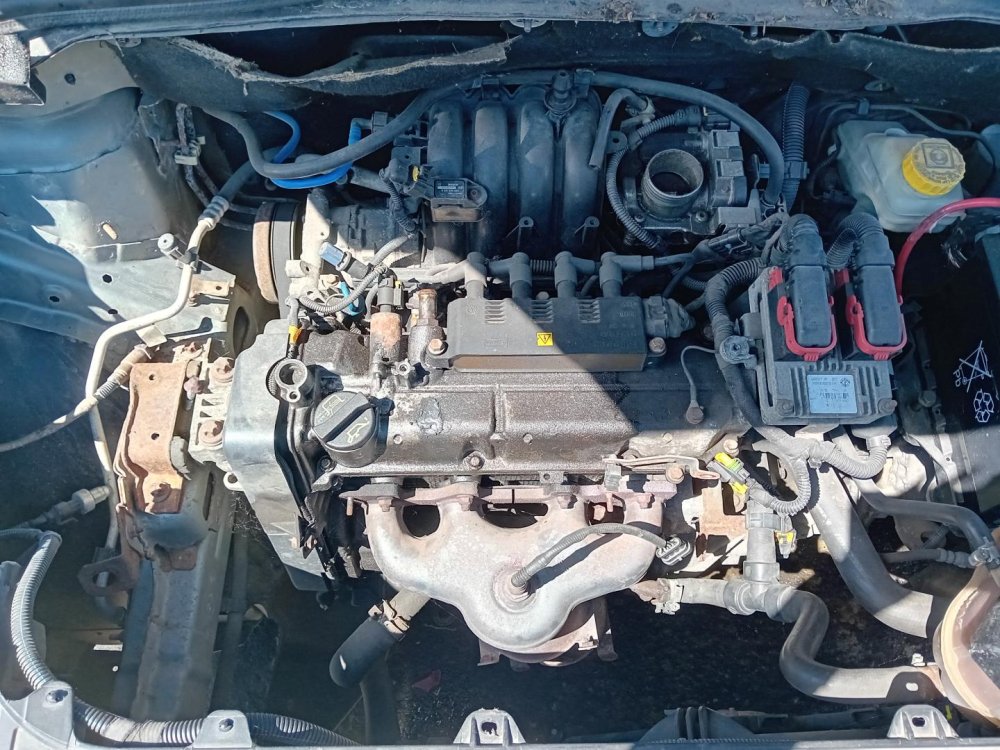 Fiat Grande Punto 1.4 ( 350A1000 ) 57kW r.2006 šedá na náhradní díly