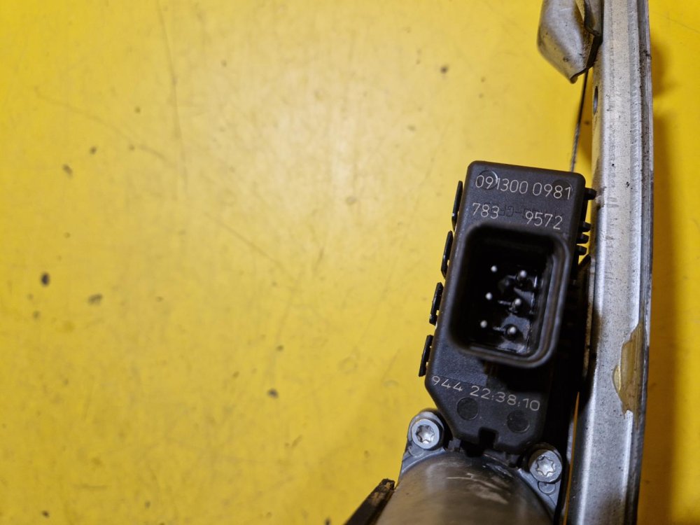 LEVÁ ZADNÍ STAHOVAČKA OKNA S MOTORKEM 992418102 OPEL ASTRA H - 18811 LEVÁ ZADNÍ STAHOVAČKA OKNA S MOTORKEM 992418102 OPEL ASTRA H - 18811