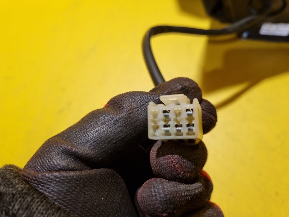 LEVÉ ZRCÁTKO SUZUKI SWIFT III ( 3 ) , ČERVENÉ , ELEKTRICKÉ - 17734 LEVÉ ZRCÁTKO SUZUKI SWIFT III ( 3 ) , ČERVENÉ , ELEKTRICKÉ - 17734