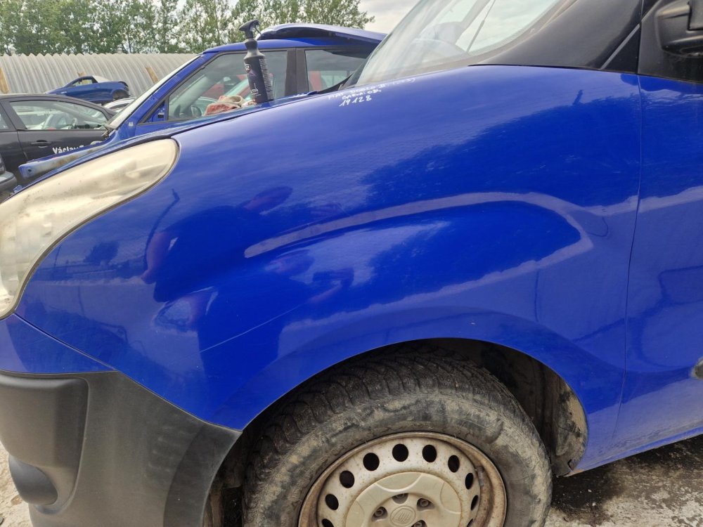 LEVÝ PŘEDNÍ BLATNÍK  FIAT DOBLO II (263), MODRÝ 084 - 19128