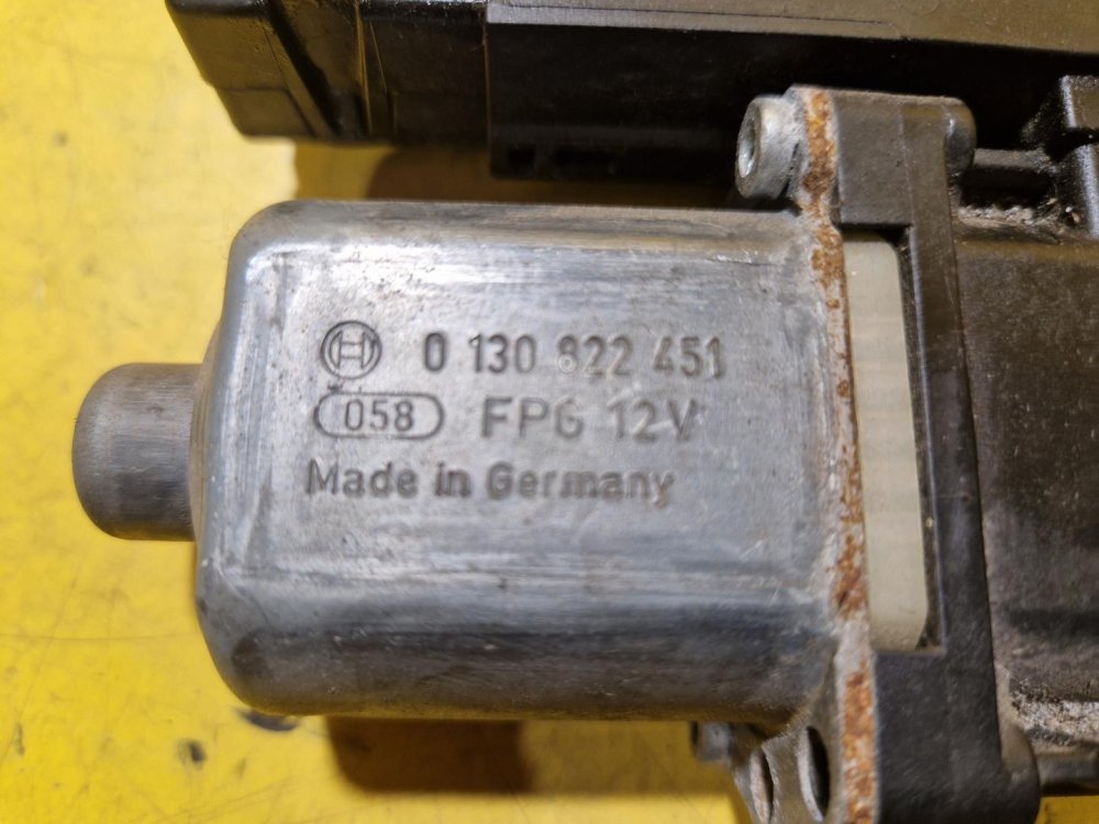 LEVÝ PŘEDNÍ MOTOREK STAHOVAČKY OKNA  S JEDNOTKOU 3C0959793C - VW PASSAT B7, GOLF VI, JETTA III / SEAT LEON II - 19446