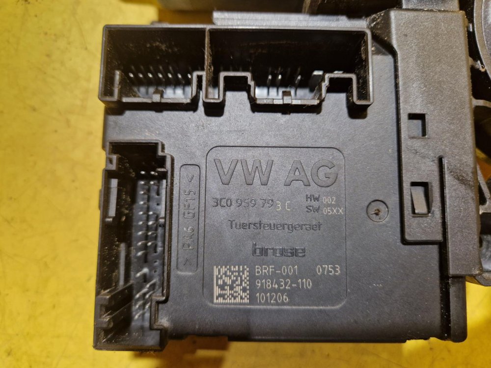 LEVÝ PŘEDNÍ MOTOREK STAHOVAČKY OKNA  S JEDNOTKOU 3C0959793C - VW PASSAT B7, GOLF VI, JETTA III / SEAT LEON II - 19446