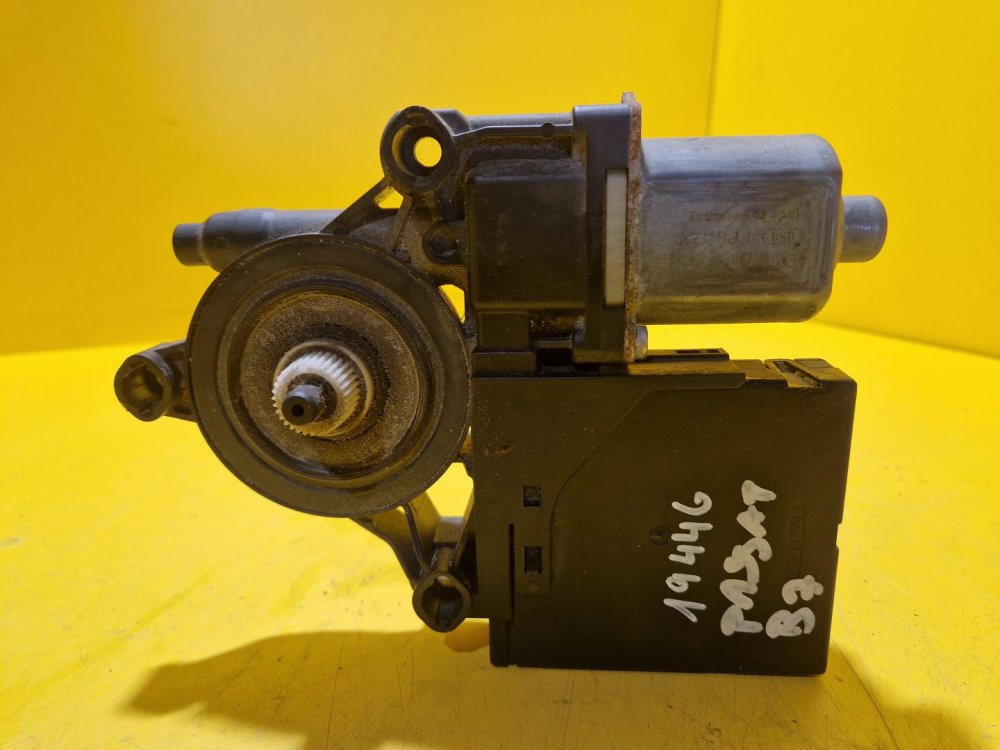 LEVÝ PŘEDNÍ MOTOREK STAHOVAČKY OKNA  S JEDNOTKOU 3C0959793C - VW PASSAT B7, GOLF VI, JETTA III / SEAT LEON II - 19446