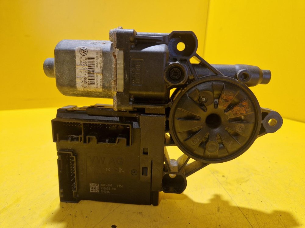 LEVÝ PŘEDNÍ MOTOREK STAHOVAČKY OKNA  S JEDNOTKOU 3C0959793C - VW PASSAT B7, GOLF VI, JETTA III / SEAT LEON II - 19446