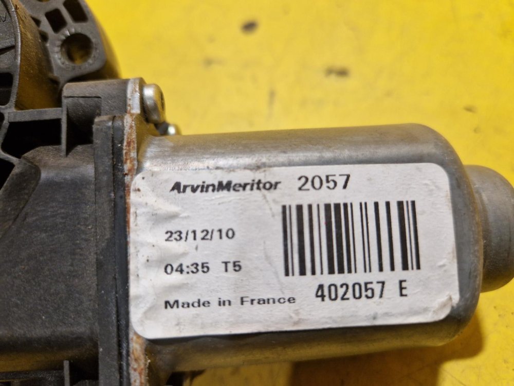 LEVÝ PŘEDNÍ MOTOREK STAHOVAČKY OKNA - 402057 E - KIA CEED I - 19431 LEVÝ PŘEDNÍ MOTOREK STAHOVAČKY OKNA - 402057 E - KIA CEED I - 19431