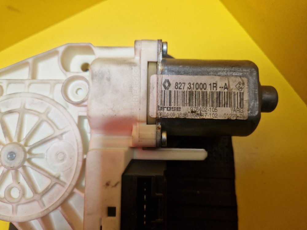 LEVÝ PŘEDNÍ MOTOREK STAHOVAČKY OKNA 827310001R - RENAULT LAGUNA III, MEGANE III - 16033 LEVÝ PŘEDNÍ MOTOREK STAHOVAČKY OKNA 827310001R - RENAULT LAGUNA III, MEGANE III - 16033