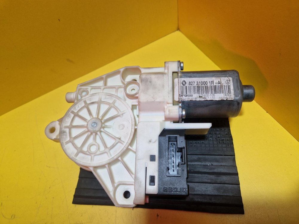 LEVÝ PŘEDNÍ MOTOREK STAHOVAČKY OKNA 827310001R - RENAULT LAGUNA III, MEGANE III - 16033 LEVÝ PŘEDNÍ MOTOREK STAHOVAČKY OKNA 827310001R - RENAULT LAGUNA III, MEGANE III - 16033