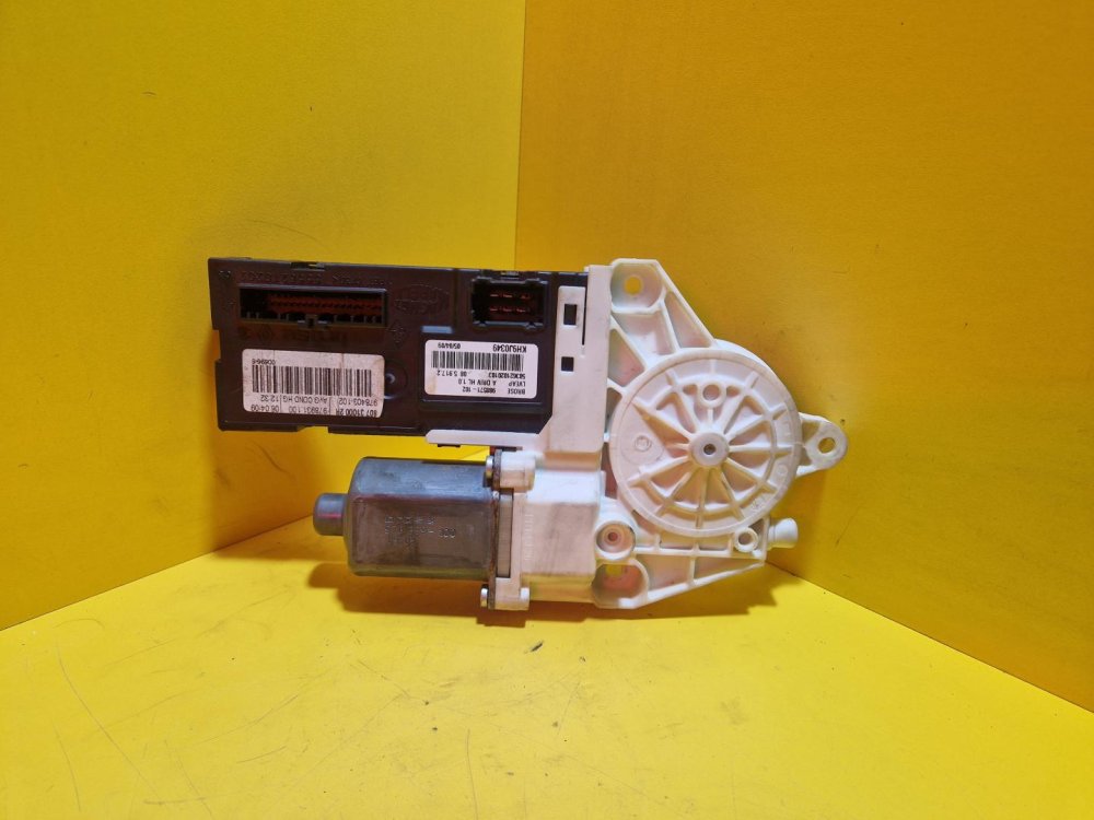 LEVÝ PŘEDNÍ MOTOREK STAHOVAČKY OKNA 807310002R - RENAULT LAGUNA III, MEGANE III - 16041