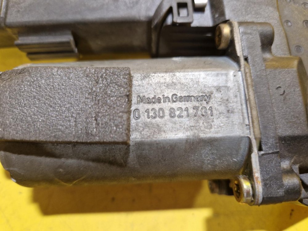 LEVÝ PŘEDNÍ MOTOREK STAHOVAČKY OKNA 130821731 S JEDNOTKOU - ŠKODA OCTAVIA I - 18248 LEVÝ PŘEDNÍ MOTOREK STAHOVAČKY OKNA 130821731 S JEDNOTKOU - ŠKODA OCTAVIA I - 18248