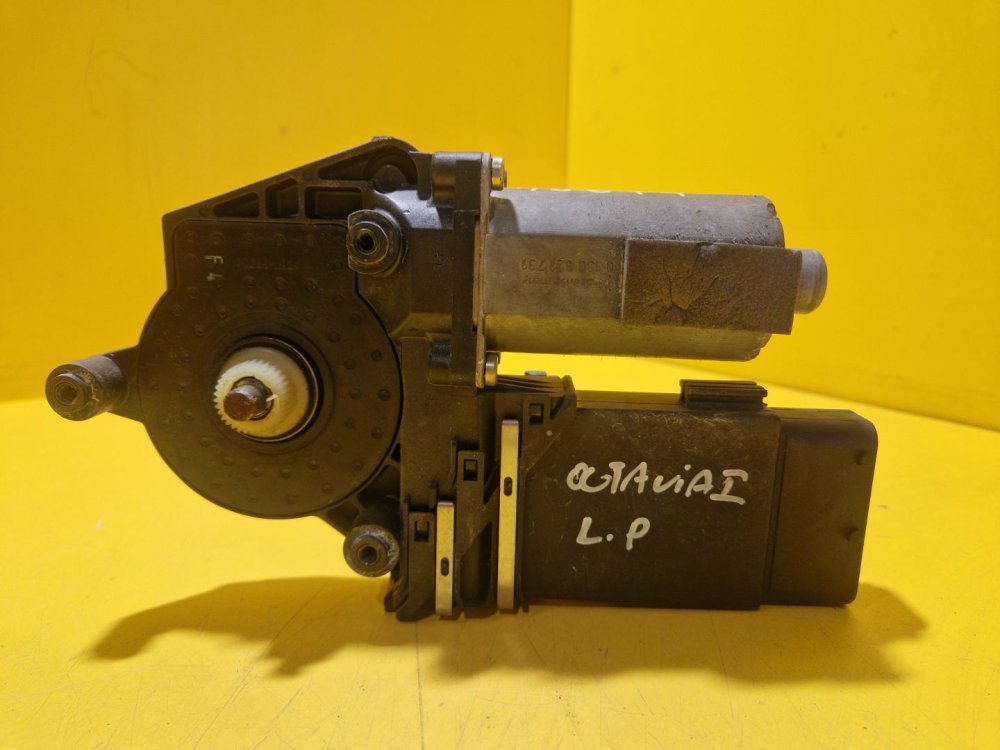 LEVÝ PŘEDNÍ MOTOREK STAHOVAČKY OKNA 130821731 S JEDNOTKOU - ŠKODA OCTAVIA I - 18674 LEVÝ PŘEDNÍ MOTOREK STAHOVAČKY OKNA 130821731 S JEDNOTKOU - ŠKODA OCTAVIA I - 18674