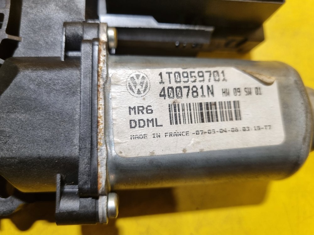 LEVÝ PŘEDNÍ MOTOREK STAHOVAČKY OKNA 1T0959701 S JEDNOTKOU 1K0959793C - ŠKODA OCTAVIA II / VW TOURAN I, PASSAT B6, GOLF V.../ SEAT ALTEA, TOLEDO... - 17607 LEVÝ PŘEDNÍ MOTOREK STAHOVAČKY OKNA 1T0959701 S JEDNOTKOU 1K0959793C - ŠKODA OCTAVIA II / VW TOURAN I, PASSAT B6, GOLF V.../ SEAT ALTEA, TOLEDO... - 17607