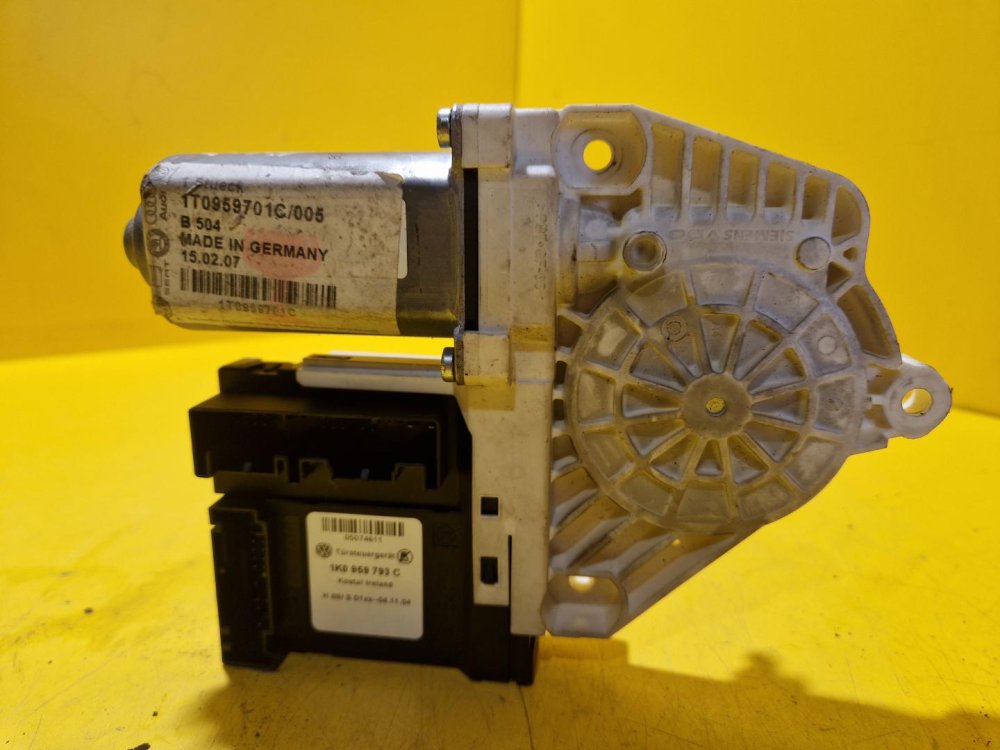 LEVÝ PŘEDNÍ MOTOREK STAHOVAČKY OKNA 1T0959701 S JEDNOTKOU 1K0959793C - ŠKODA OCTAVIA II / VW TOURAN I, PASSAT B6, GOLF V.../ SEAT ALTEA, TOLEDO... - 19447 LEVÝ PŘEDNÍ MOTOREK STAHOVAČKY OKNA 1T0959701 S JEDNOTKOU 1K0959793C - ŠKODA OCTAVIA II / VW TOURAN I, PASSAT B6, GOLF V.../ SEAT ALTEA, TOLEDO... - 19447