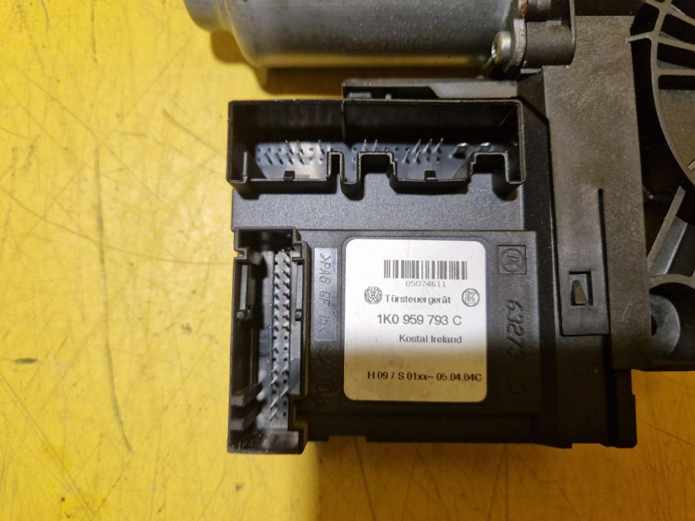 LEVÝ PŘEDNÍ MOTOREK STAHOVAČKY OKNA 1T0959701 S JEDNOTKOU 1K0959793C - ŠKODA OCTAVIA II / VW TOURAN I, PASSAT B6, GOLF V.../ SEAT ALTEA, TOLEDO... - 20434 LEVÝ PŘEDNÍ MOTOREK STAHOVAČKY OKNA 1T0959701 S JEDNOTKOU 1K0959793C - ŠKODA OCTAVIA II / VW TOURAN I, PASSAT B6, GOLF V.../ SEAT ALTEA, TOLEDO... - 20434