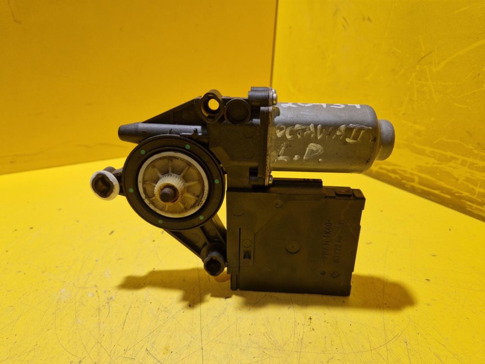 LEVÝ PŘEDNÍ MOTOREK STAHOVAČKY OKNA 1T0959701 S JEDNOTKOU 1K0959793C - ŠKODA OCTAVIA II / VW TOURAN I, PASSAT B6, GOLF V.../ SEAT ALTEA, TOLEDO... - 20434 LEVÝ PŘEDNÍ MOTOREK STAHOVAČKY OKNA 1T0959701 S JEDNOTKOU 1K0959793C - ŠKODA OCTAVIA II / VW TOURAN I, PASSAT B6, GOLF V.../ SEAT ALTEA, TOLEDO... - 20434