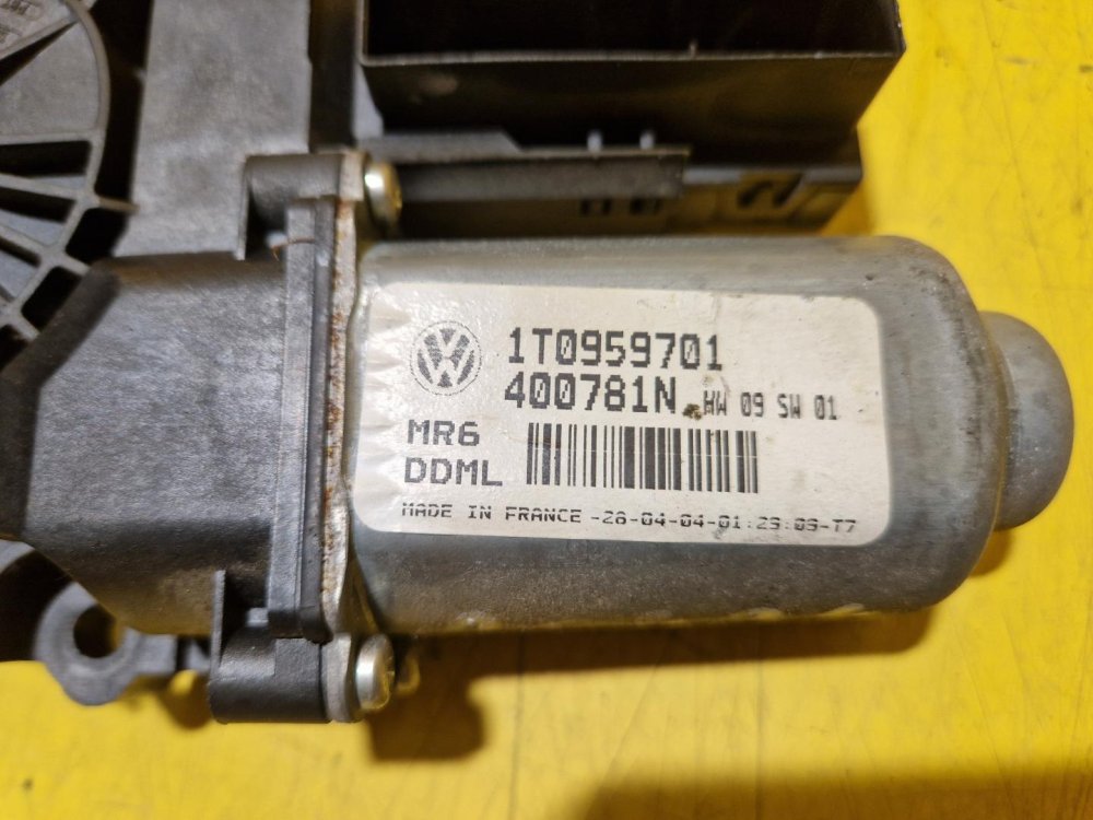 LEVÝ PŘEDNÍ MOTOREK STAHOVAČKY OKNA 1T0959701 S JEDNOTKOU 1K0959793C - ŠKODA OCTAVIA II / VW TOURAN I, PASSAT B6, GOLF V.../ SEAT ALTEA, TOLEDO... - 20434 LEVÝ PŘEDNÍ MOTOREK STAHOVAČKY OKNA 1T0959701 S JEDNOTKOU 1K0959793C - ŠKODA OCTAVIA II / VW TOURAN I, PASSAT B6, GOLF V.../ SEAT ALTEA, TOLEDO... - 20434