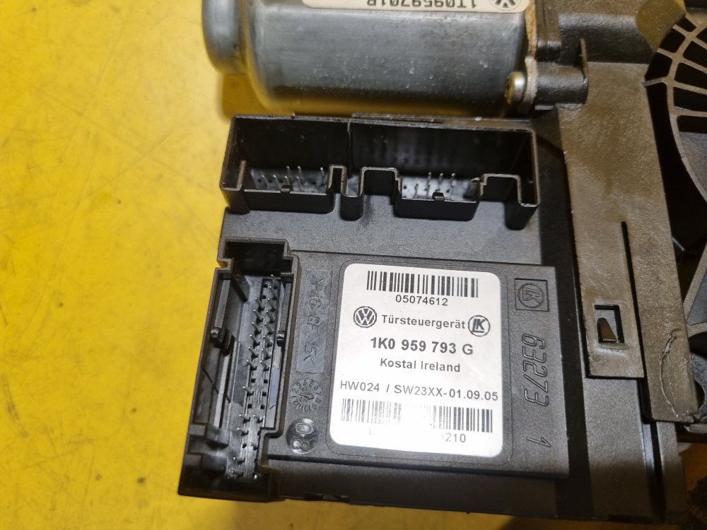 LEVÝ PŘEDNÍ MOTOREK STAHOVAČKY OKNA 1T0959701B S JEDNOTKOU 1K0959793G - ŠKODA OCTAVIA II / VW TOURAN I, PASSAT B6, GOLF V.../ SEAT ALTEA, TOLEDO... - 17609 LEVÝ PŘEDNÍ MOTOREK STAHOVAČKY OKNA 1T0959701B S JEDNOTKOU 1K0959793G - ŠKODA OCTAVIA II / VW TOURAN I, PASSAT B6, GOLF V.../ SEAT ALTEA, TOLEDO... - 17609