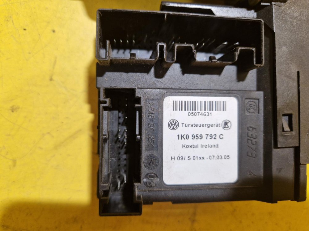 PRAVÝ PŘEDNÍ MOTOREK STAHOVAČKY OKNA 1T0959702 S JEDNOTKOU 1K0959792C - ŠKODA OCTAVIA II / VW TOURAN I, PASSAT B6, GOLF V.../ SEAT ALTEA, TOLEDO... - 18245 PRAVÝ PŘEDNÍ MOTOREK STAHOVAČKY OKNA 1T0959702 S JEDNOTKOU 1K0959792C - ŠKODA OCTAVIA II / VW TOURAN I, PASSAT B6, GOLF V.../ SEAT ALTEA, TOLEDO... - 18245