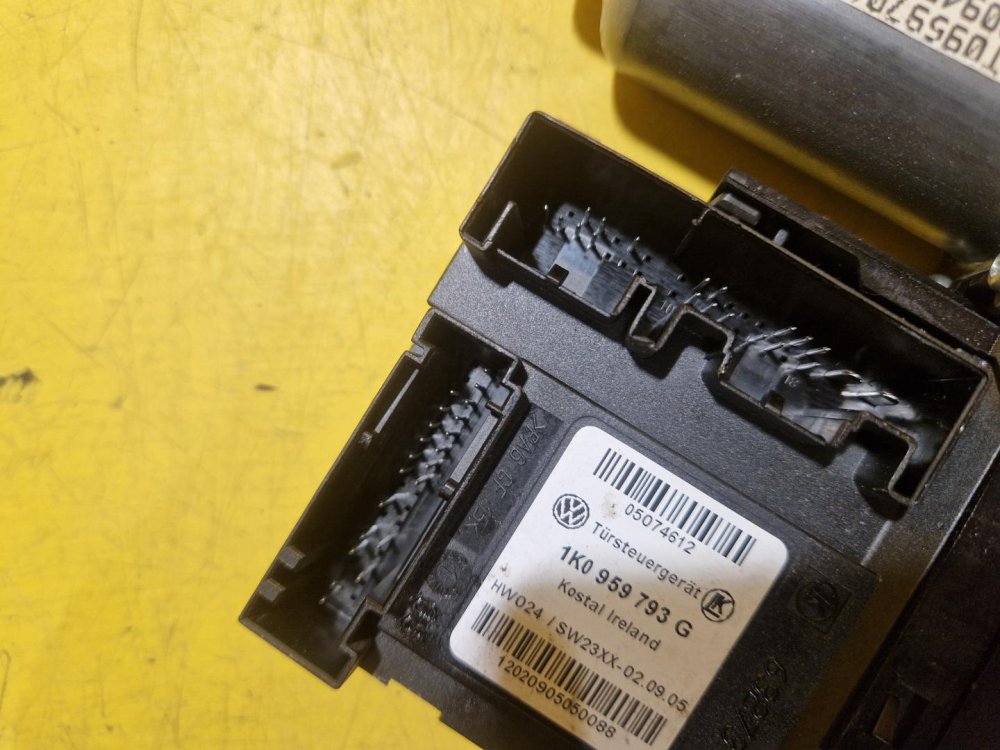 LEVÝ PŘEDNÍ MOTOREK STAHOVAČKY OKNA 1T0959701B S JEDNOTKOU 1K0959793G - ŠKODA OCTAVIA II / VW TOURAN I, PASSAT B6, GOLF V.../ SEAT ALTEA, TOLEDO... - 18672 LEVÝ PŘEDNÍ MOTOREK STAHOVAČKY OKNA 1T0959701B S JEDNOTKOU 1K0959793G - ŠKODA OCTAVIA II / VW TOURAN I, PASSAT B6, GOLF V.../ SEAT ALTEA, TOLEDO... - 18672