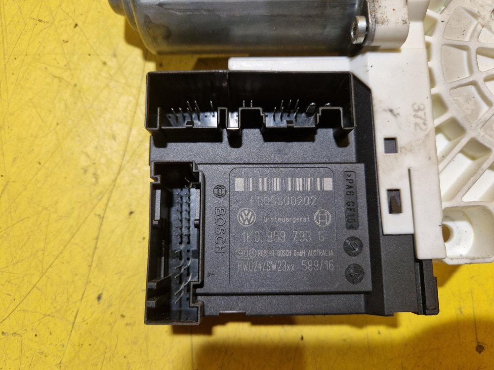 LEVÝ PŘEDNÍ MOTOREK STAHOVAČKY OKNA 1T0959701B S JEDNOTKOU 1K0959793G - ŠKODA OCTAVIA II / VW TOURAN I, PASSAT B6, GOLF V.../ SEAT ALTEA, TOLEDO... - 20439 LEVÝ PŘEDNÍ MOTOREK STAHOVAČKY OKNA 1T0959701B S JEDNOTKOU 1K0959793G - ŠKODA OCTAVIA II / VW TOURAN I, PASSAT B6, GOLF V.../ SEAT ALTEA, TOLEDO... - 20439