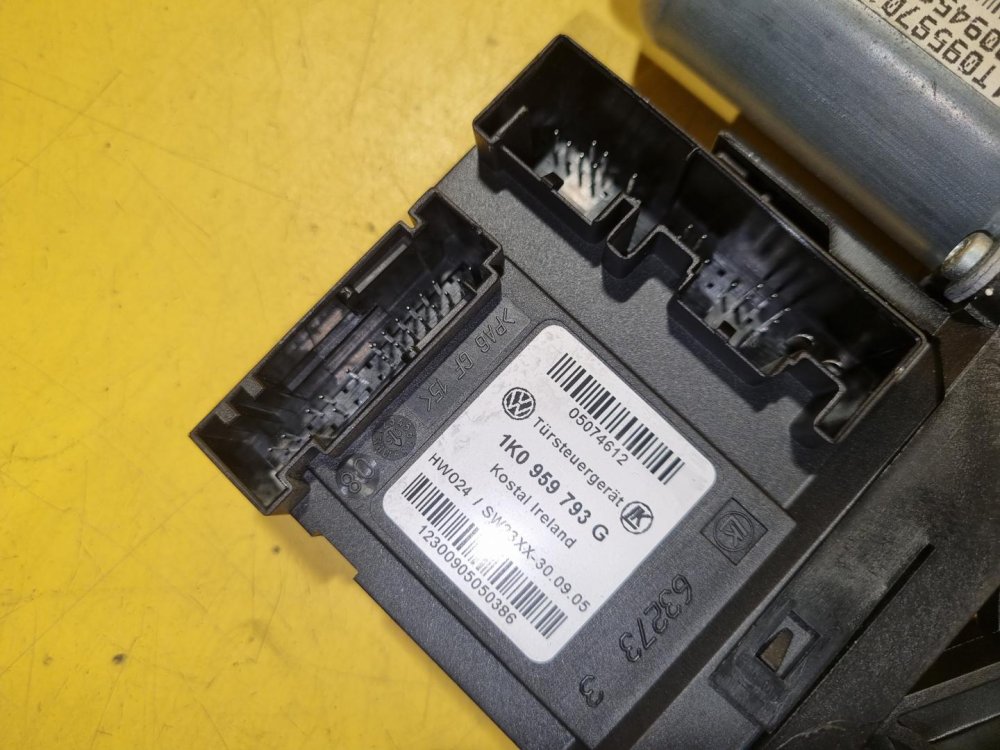 LEVÝ PŘEDNÍ MOTOREK STAHOVAČKY OKNA 1T0959701B S JEDNOTKOU 1K0959793G - ŠKODA OCTAVIA II / VW TOURAN I, PASSAT B6, GOLF V.../ SEAT ALTEA, TOLEDO... - 21097