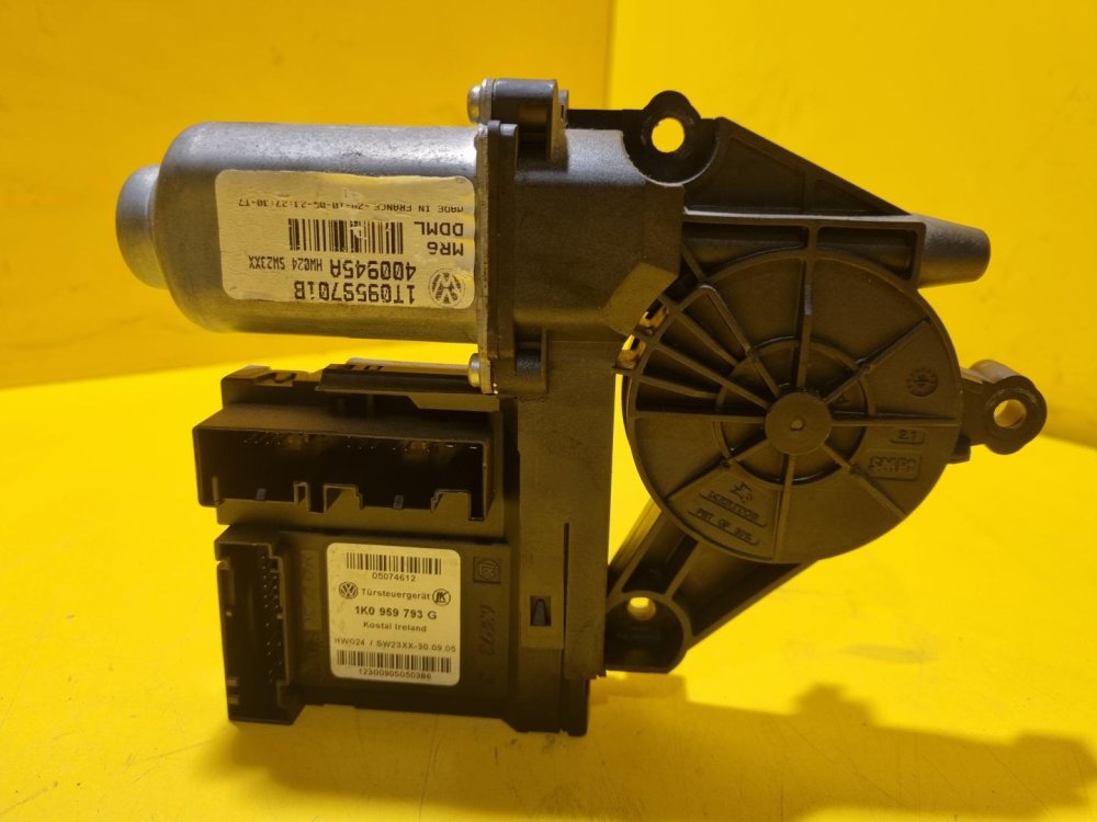 LEVÝ PŘEDNÍ MOTOREK STAHOVAČKY OKNA 1T0959701B S JEDNOTKOU 1K0959793G - ŠKODA OCTAVIA II / VW TOURAN I, PASSAT B6, GOLF V.../ SEAT ALTEA, TOLEDO... - 21097