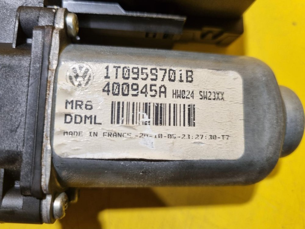 LEVÝ PŘEDNÍ MOTOREK STAHOVAČKY OKNA 1T0959701B S JEDNOTKOU 1K0959793G - ŠKODA OCTAVIA II / VW TOURAN I, PASSAT B6, GOLF V.../ SEAT ALTEA, TOLEDO... - 21097