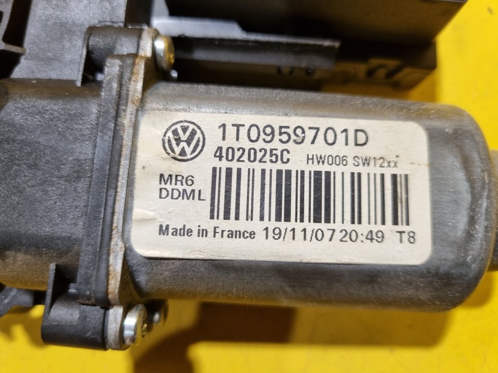 LEVÝ PŘEDNÍ MOTOREK STAHOVAČKY OKNA 1T0959701D S JEDNOTKOU 1K0959793J - ŠKODA OCTAVIA II / VW TOURAN I, CADDY III - 17651 LEVÝ PŘEDNÍ MOTOREK STAHOVAČKY OKNA 1T0959701D S JEDNOTKOU 1K0959793J - ŠKODA OCTAVIA II / VW TOURAN I, CADDY III - 17651