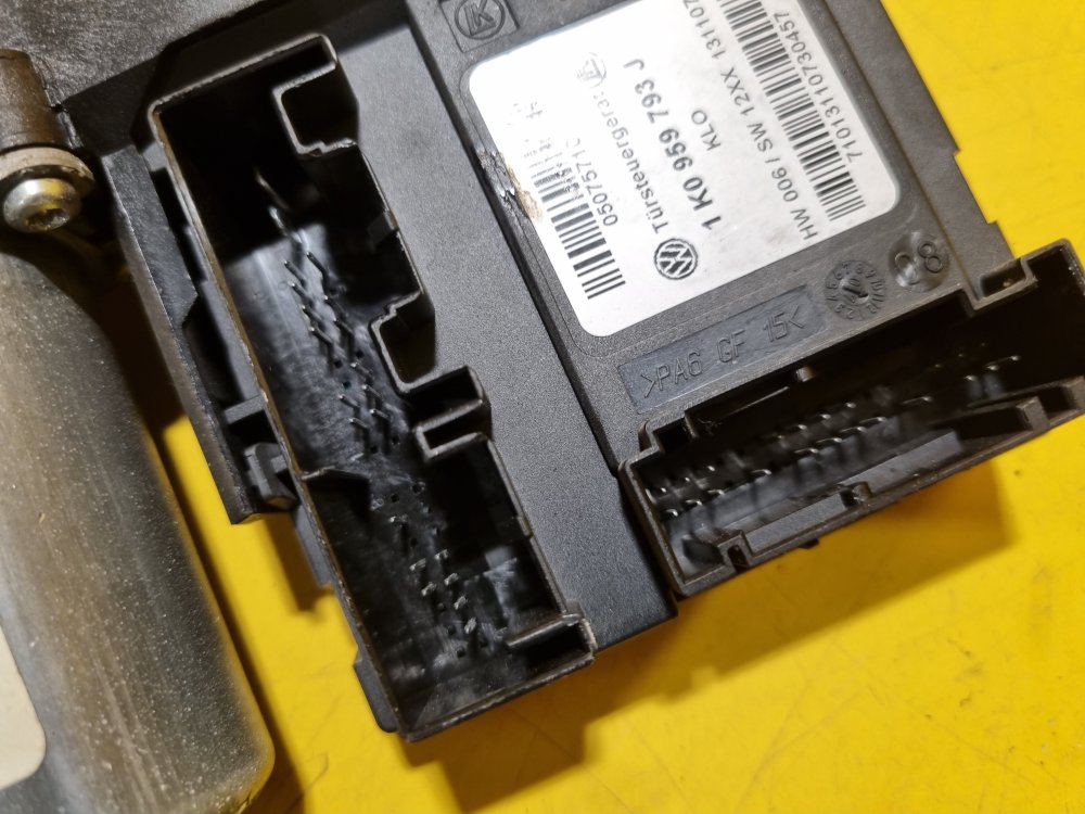 LEVÝ PŘEDNÍ MOTOREK STAHOVAČKY OKNA 1T0959701D S JEDNOTKOU 1K0959793J - ŠKODA OCTAVIA II / VW TOURAN I, CADDY III - 17651 LEVÝ PŘEDNÍ MOTOREK STAHOVAČKY OKNA 1T0959701D S JEDNOTKOU 1K0959793J - ŠKODA OCTAVIA II / VW TOURAN I, CADDY III - 17651