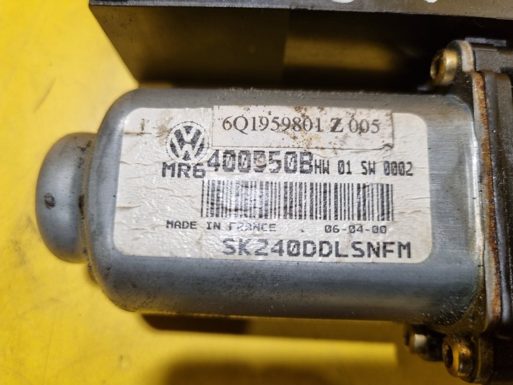 LEVÝ PŘEDNÍ MOTOREK STAHOVAČKY OKNA 6Q1959801 - ŠKODA FABIA I, FABIA II, ROOMSTER / VW POLO IV / SEAT IBIZA III, CORDOBA II - 17449 LEVÝ PŘEDNÍ MOTOREK STAHOVAČKY OKNA 6Q1959801 - ŠKODA FABIA I, FABIA II, ROOMSTER / VW POLO IV / SEAT IBIZA III, CORDOBA II - 17449