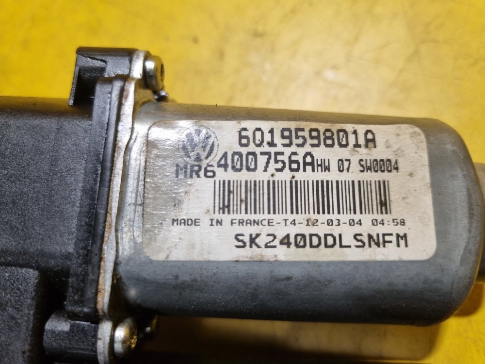 LEVÝ PŘEDNÍ MOTOREK STAHOVAČKY OKNA 6Q1959801A - ŠKODA FABIA I, FABIA II, ROOMSTER / VW POLO IV / SEAT IBIZA III, CORDOBA II - 17612