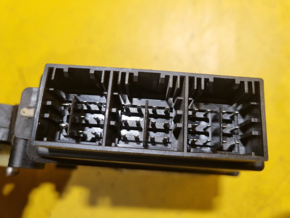 LEVÝ PŘEDNÍ MOTOREK STAHOVAČKY OKNA 6Q1959801A - ŠKODA FABIA I, FABIA II, ROOMSTER / VW POLO IV / SEAT IBIZA III, CORDOBA II - 17612