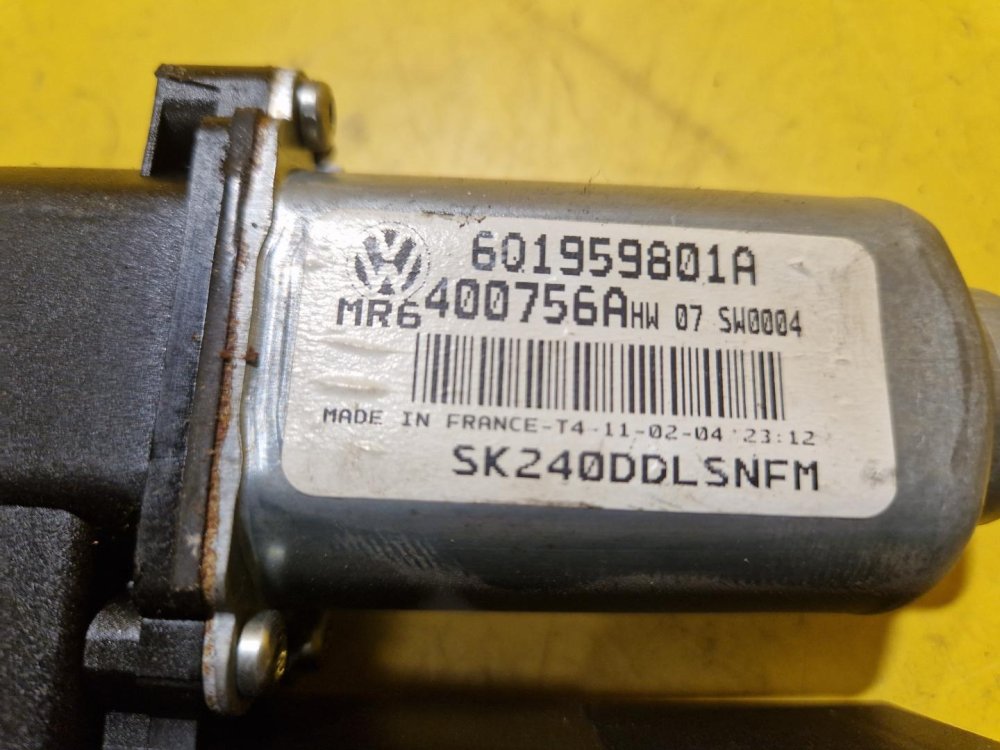 LEVÝ PŘEDNÍ MOTOREK STAHOVAČKY OKNA 6Q1959801A - ŠKODA FABIA I, FABIA II, ROOMSTER / VW POLO IV / SEAT IBIZA III, CORDOBA II - 18346