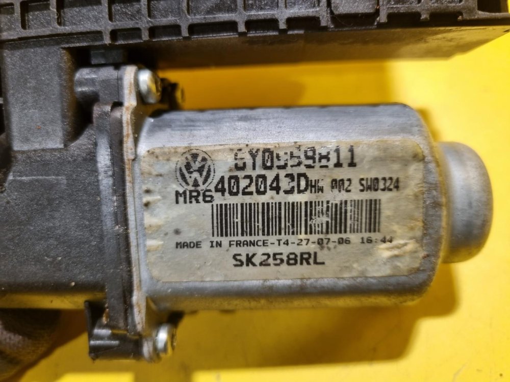 LEVÝ PŘEDNÍ MOTOREK STAHOVAČKY OKNA 6Y0959811 - ŠKODA FABIA I, FABIA II, ROOMSTER / VW POLO IV / SEAT IBIZA III, CORDOBA II - 17687 LEVÝ PŘEDNÍ MOTOREK STAHOVAČKY OKNA 6Y0959811 - ŠKODA FABIA I, FABIA II, ROOMSTER / VW POLO IV / SEAT IBIZA III, CORDOBA II - 17687