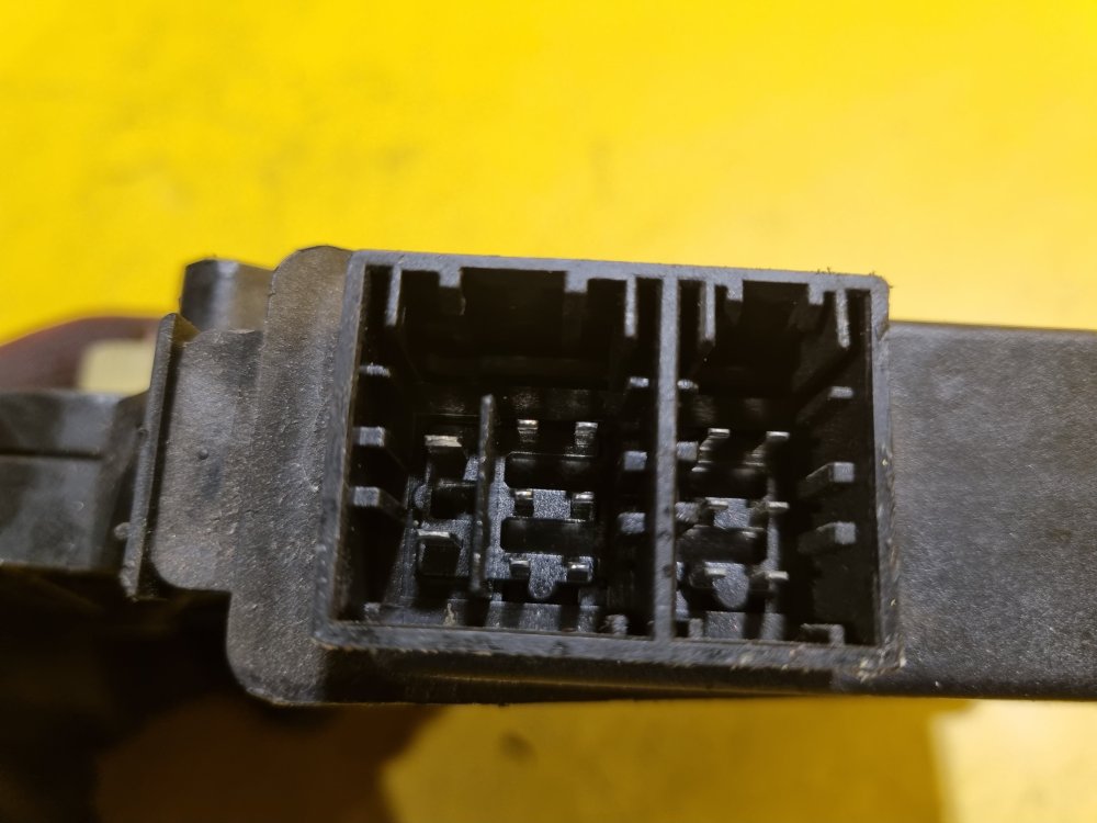 LEVÝ PŘEDNÍ MOTOREK STAHOVAČKY OKNA 6Y195802 - ŠKODA FABIA I, FABIA II, ROOMSTER / VW POLO IV / SEAT IBIZA III, CORDOBA II - 17613