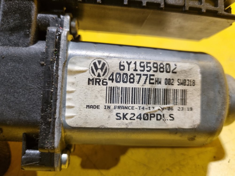 LEVÝ PŘEDNÍ MOTOREK STAHOVAČKY OKNA 6Y195802 - ŠKODA FABIA I, FABIA II, ROOMSTER / VW POLO IV / SEAT IBIZA III, CORDOBA II - 17613