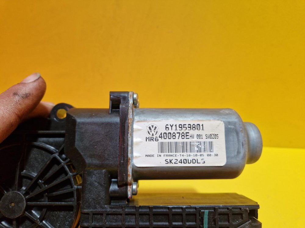 LEVÝ PŘEDNÍ MOTOREK STAHOVAČKY OKNA 6Y1959801 - ŠKODA FABIA I, FABIA II, ROOMSTER / VW POLO IV / SEAT IBIZA III, CORDOBA II - 15937