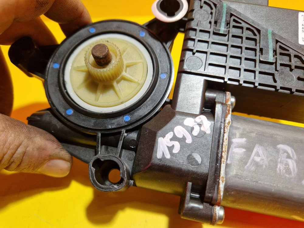 LEVÝ PŘEDNÍ MOTOREK STAHOVAČKY OKNA 6Y1959801 - ŠKODA FABIA I, FABIA II, ROOMSTER / VW POLO IV / SEAT IBIZA III, CORDOBA II - 15937