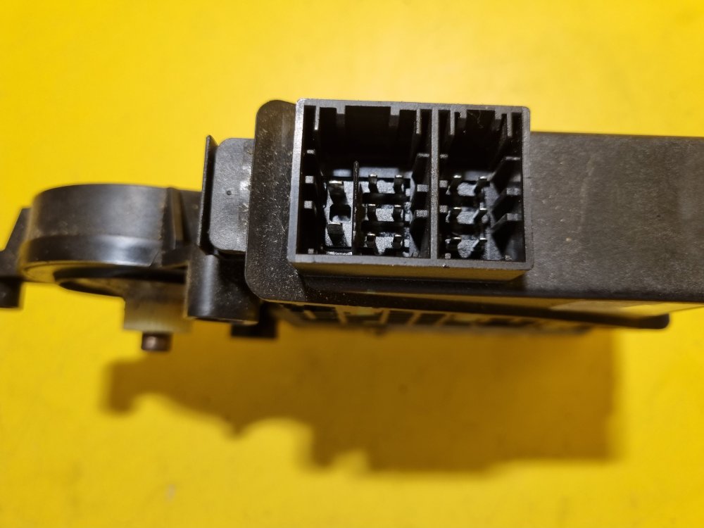 LEVÝ PŘEDNÍ MOTOREK STAHOVAČKY OKNA 6Y1959801 - ŠKODA FABIA I, FABIA II, ROOMSTER / VW POLO IV / SEAT IBIZA III, CORDOBA II - 17653 LEVÝ PŘEDNÍ MOTOREK STAHOVAČKY OKNA 6Y1959801 - ŠKODA FABIA I, FABIA II, ROOMSTER / VW POLO IV / SEAT IBIZA III, CORDOBA II - 17653