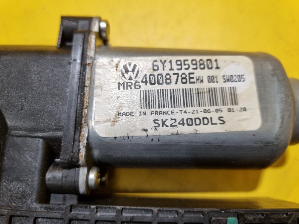 LEVÝ PŘEDNÍ MOTOREK STAHOVAČKY OKNA 6Y1959801 - ŠKODA FABIA I, FABIA II, ROOMSTER / VW POLO IV / SEAT IBIZA III, CORDOBA II - 17653 LEVÝ PŘEDNÍ MOTOREK STAHOVAČKY OKNA 6Y1959801 - ŠKODA FABIA I, FABIA II, ROOMSTER / VW POLO IV / SEAT IBIZA III, CORDOBA II - 17653