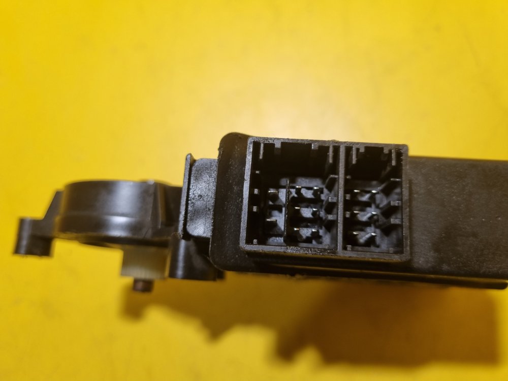 LEVÝ PŘEDNÍ MOTOREK STAHOVAČKY OKNA 6Y1959801 - ŠKODA FABIA I, FABIA II, ROOMSTER / VW POLO IV / SEAT IBIZA III, CORDOBA II - 17752