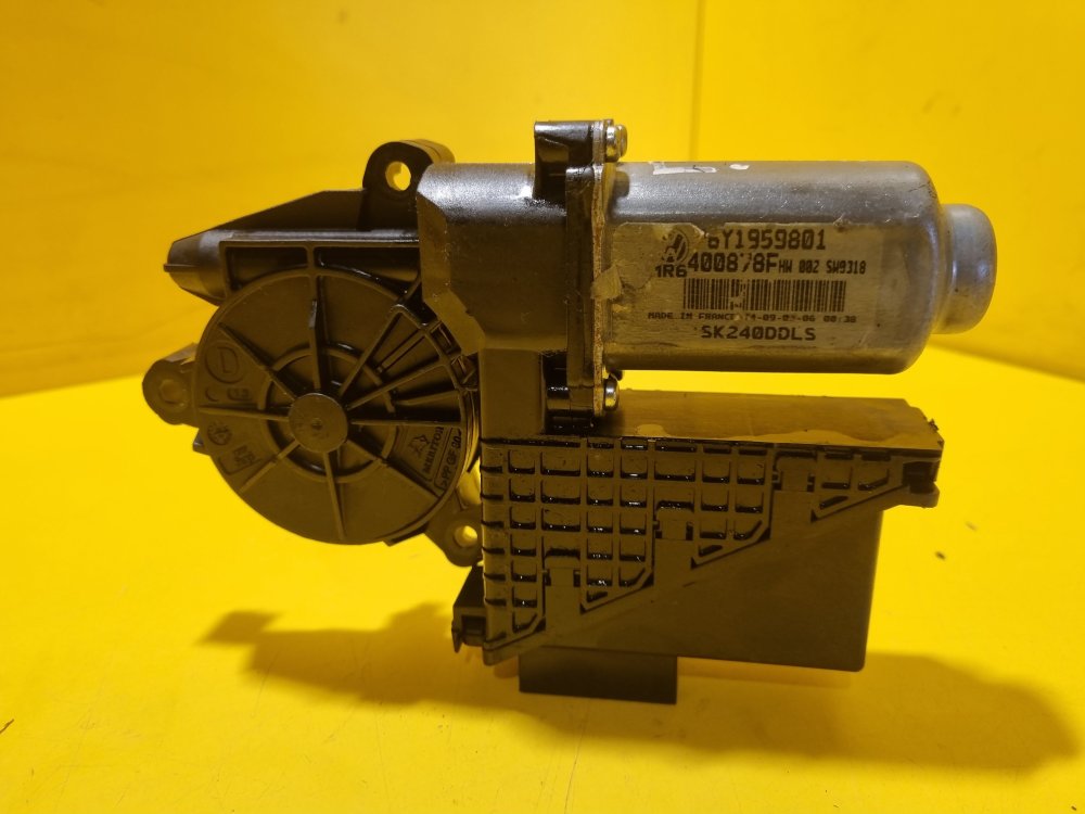 LEVÝ PŘEDNÍ MOTOREK STAHOVAČKY OKNA 6Y1959801 - ŠKODA FABIA I, FABIA II, ROOMSTER / VW POLO IV / SEAT IBIZA III, CORDOBA II - 17752