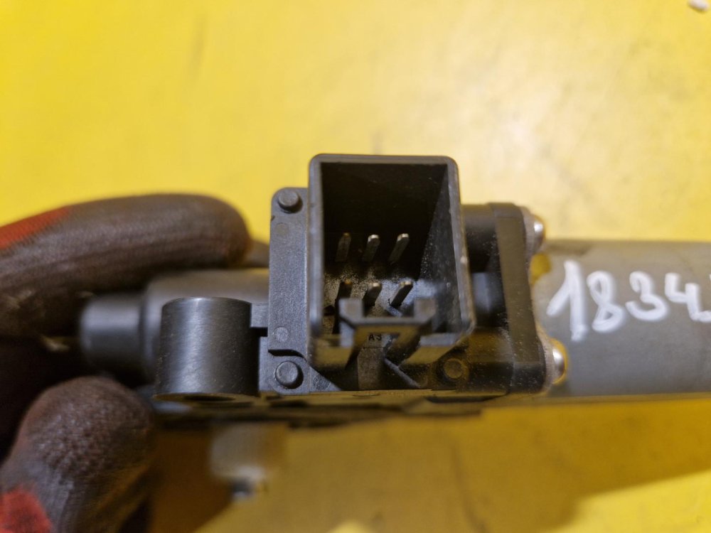 LEVÝ PŘEDNÍ MOTOREK STAHOVAČKY OKNA - MAZDA 6 II GH (2007-2013) - 18345 LEVÝ PŘEDNÍ MOTOREK STAHOVAČKY OKNA - MAZDA 6 II GH (2007-2013) - 18345