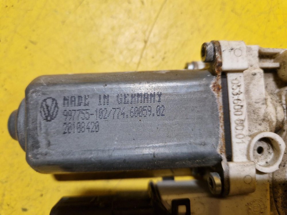 LEVÝ ZADNÍ MOTOREK STAHOVAČKY OKNA 1K0959703AL - VW GOLF VI - 20441