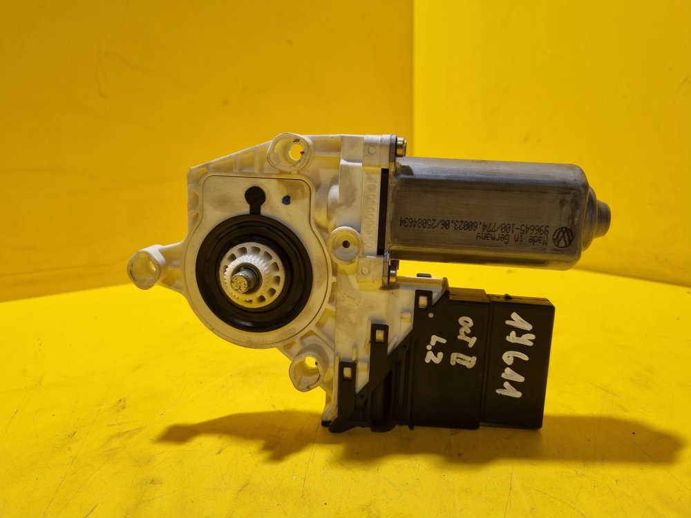 LEVÝ ZADNÍ MOTOREK STAHOVAČKY OKNA S JEDNOTKOU 1K0959703B - ŠKODA OCTAVIA II / VW TOURAN, GOLF V... / SEAT ALTEA, TOLEDO III... - 21296 LEVÝ ZADNÍ MOTOREK STAHOVAČKY OKNA S JEDNOTKOU 1K0959703B - ŠKODA OCTAVIA II / VW TOURAN, GOLF V... / SEAT ALTEA, TOLEDO III... - 21296