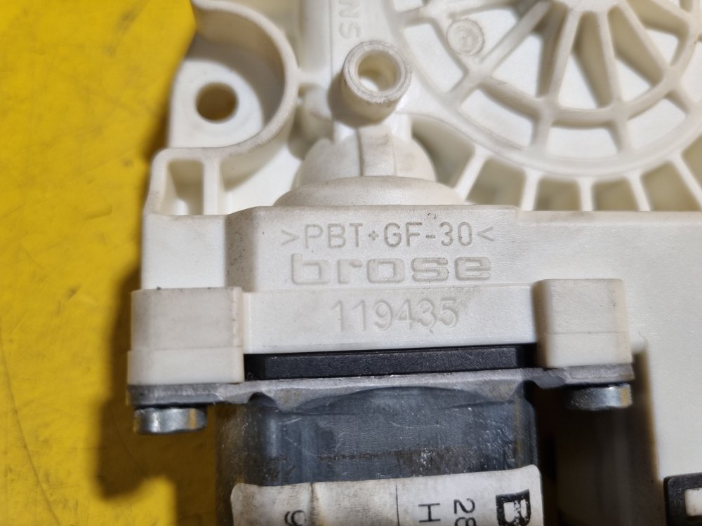 LEVÝ ZADNÍ MOTOREK STAHOVAČKY OKNA 1K0959703E - ŠKODA OCTAVIA II / VW TOURAN, GOLF V... / SEAT ALTEA, TOLEDO III... - 17610